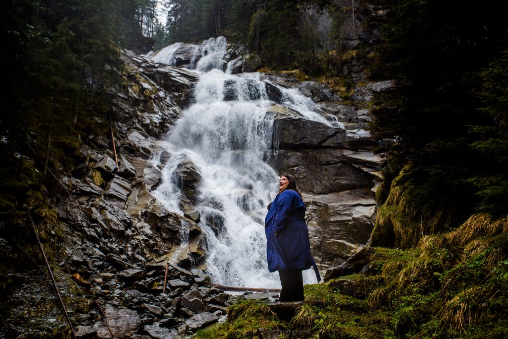 Friederike Delong als Traurednerin im Raurisertal in Österreich beim Spaziergang am Wasserfall in Bad Gastein