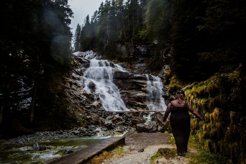 Friederike Delong als Traurednerin im Raurisertal in Österreich beim Spaziergang am Wasserfall in Bad Gastein als Symbolbild für Datenschutz für Trauredner