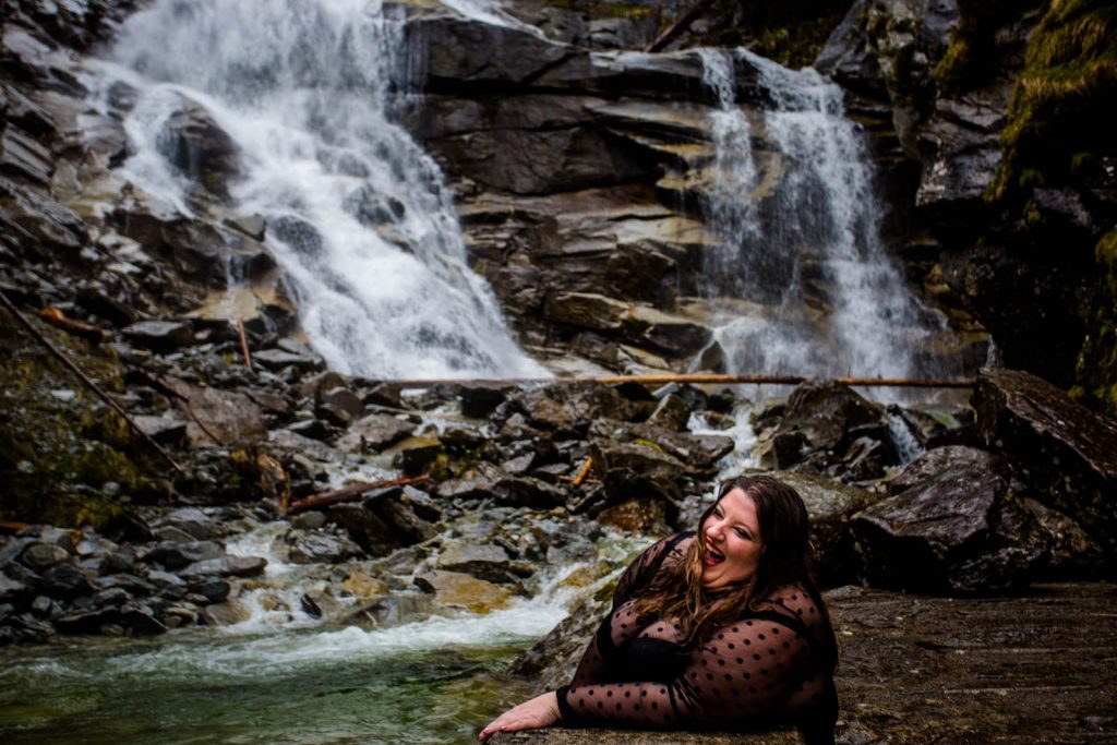 Friederike Delong als Traurednerin im Raurisertal in Österreich beim Spaziergang am Wasserfall in Bad Gastein als Symbolbild für Diskretion bei der freien Trauung