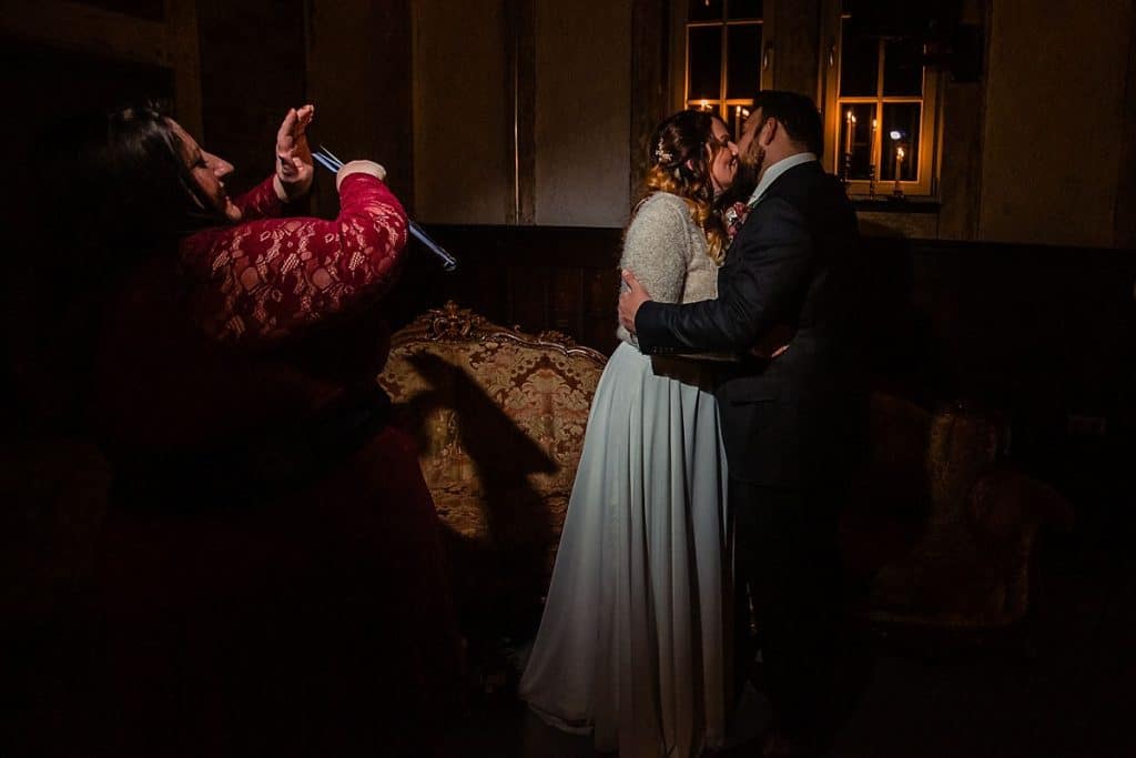Kuss bei Bekräftigungszeremonie BEZZI mit freie Trauung bei Hochzeit mit Traurednerin Trautante Friederike Delong von Hochzeitsfotograf Steven Herrschaft